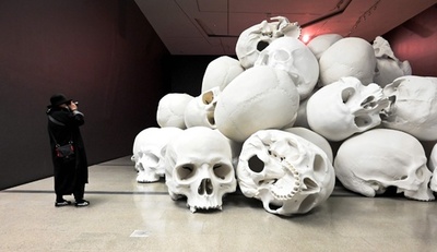 巨大な頭蓋骨がごろごろ…総重量5トン！ 豪美術館