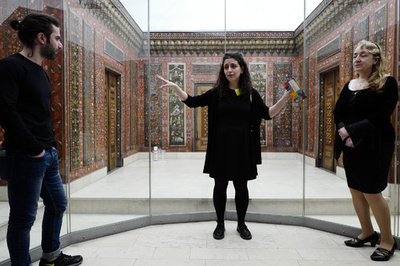 シリア難民、美術館ガイドとして活躍 ドイツ