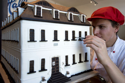 作曲家ヘンデルの家をチョコレートで製作