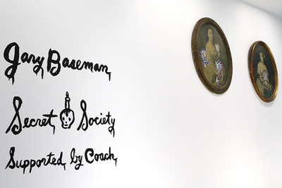 「コーチ」、アーティストのゲイリー・ベースマンとコラボ