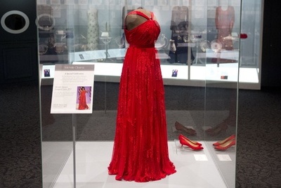 ミシェル米大統領夫人のドレス、米博物館で展示 舞踏会で着用