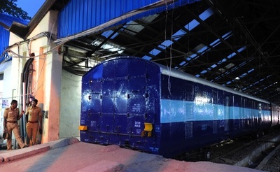 50億円輸送中の列車から現金盗まれる、天井に穴 インド