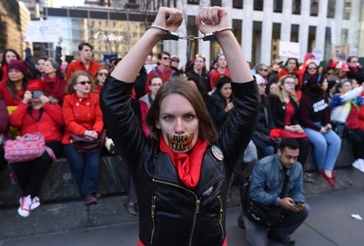 米大統領、女性への「途方もない敬意」宣言 各地では抗議デモ