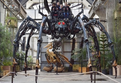 機械仕掛けの巨大クモ「襲来」、仏ナント