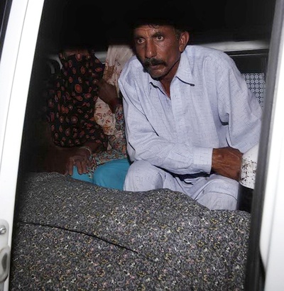 妊婦殴殺の名誉殺人、「警察は見物していた」と夫 パキスタン