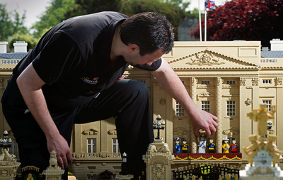 王冠にダイヤ輝く英女王レゴ人形、レゴランドが公開