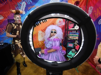 ドラァグクイーン集合 クィア文化たたえる大会「ル・ポールのドラァグコン」米