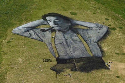 草の上に「世界最大」の人物画、仏アーティストが描く スイス