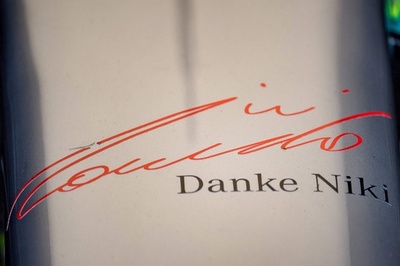 メルセデスとフェラーリ、モナコGPのマシンにラウダ氏追悼メッセージ