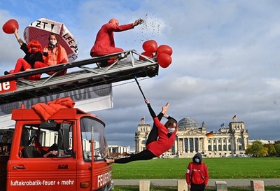 【今日の1枚】デモ行進でも…見事なパフォーマンス