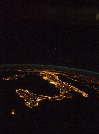 「長靴」くっきり、宇宙から見たイタリア半島の夜景