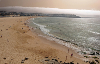 豪シドニーの浜辺に珍しい海霧が発生