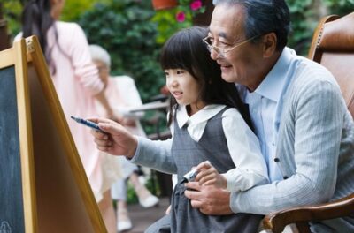 「イ」姓の夫と「パク」姓の妻、子どもの大半は「イ」姓となる韓国…義父が子を「パク」姓で呼ぶ時、夫のストレスはいかに？
