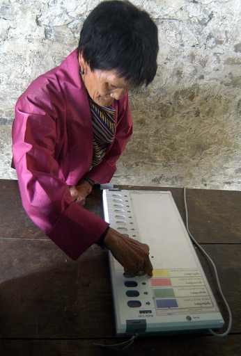 君主制から民主主義へ、「模擬選挙」実施 - ブータン