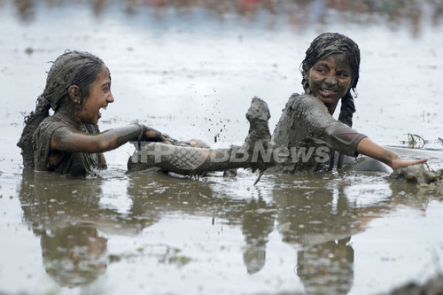 泥だらけで祝う 田植えの日 ネパール 写真6枚 ファッション ニュースならmode Press Powered By Afpbb News