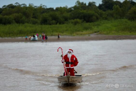 船やカヌーでやって来るサンタクロース ブラジル