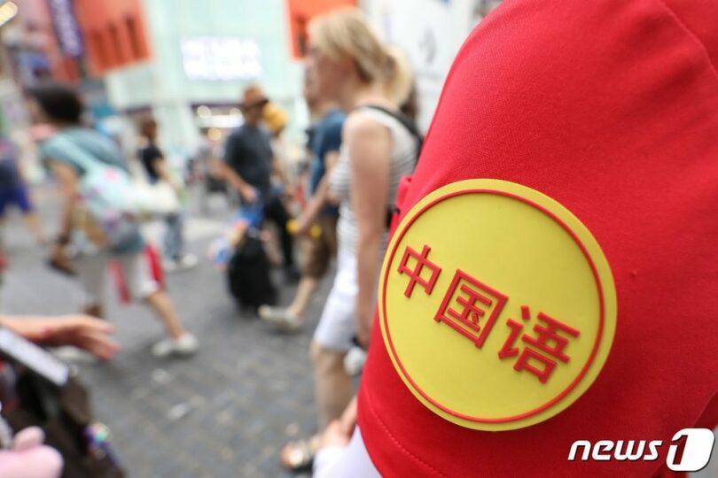 ソウル・明洞通りに立つ中国語ができる観光案内員(c)news1