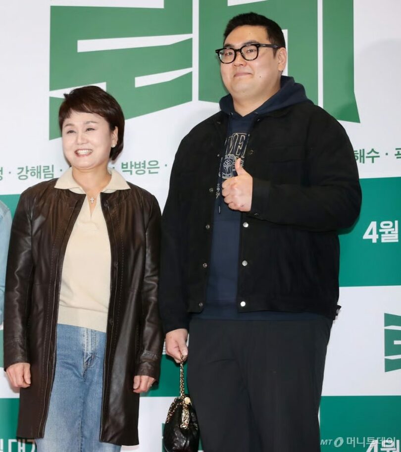 お笑いタレントのイ・ギョンシルとその息子で俳優のソン・ボスン(c)MONEYTODAY
