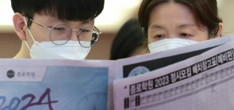 ソウルで開かれた予備校説明会でカリキュラムを見る受験生と保護者(c)NEWSIS