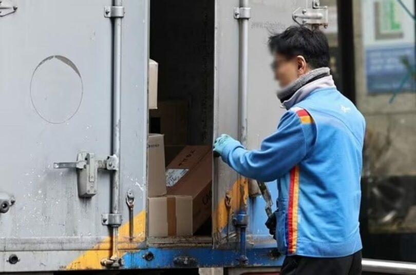 ソウル市内で配送する宅配ドライバー(c)news1
