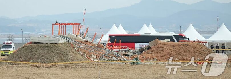 2025年1月18日、全羅南道・務安国際空港の事故現場で営まれた済州航空機事故犠牲者の合同追悼式(c)news1