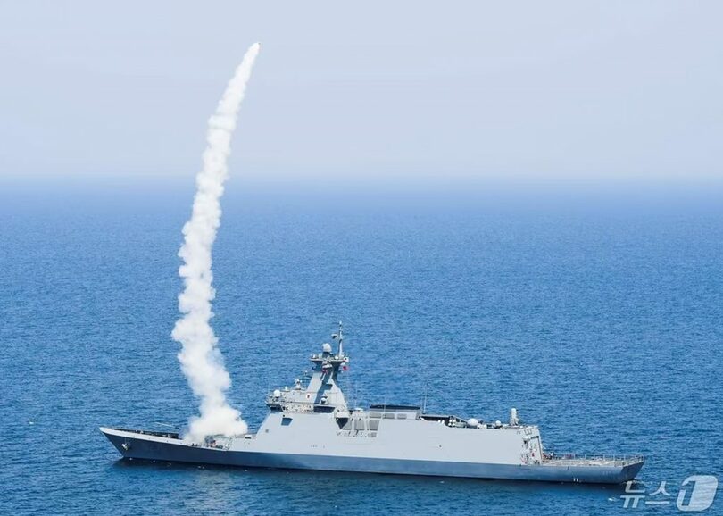 春川艦から対空無人標的機に向けて発射される「海弓」＝韓国海軍提供(c)news1