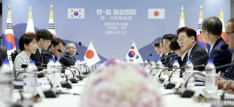 19日、慶尚北道安東市内のホテルで日韓拡大会談に臨む高市早苗首相とイ・ジェミョン（李在明）大統領(c)NEWSIS/MONEYTODAY