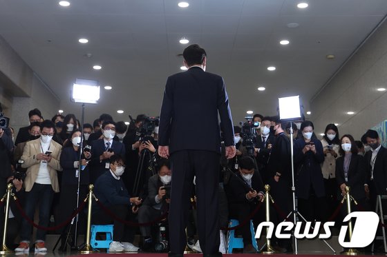 18日午前、囲み取材に応じる韓国のユン・ソンニョル(尹錫悦)大統領(c)news1