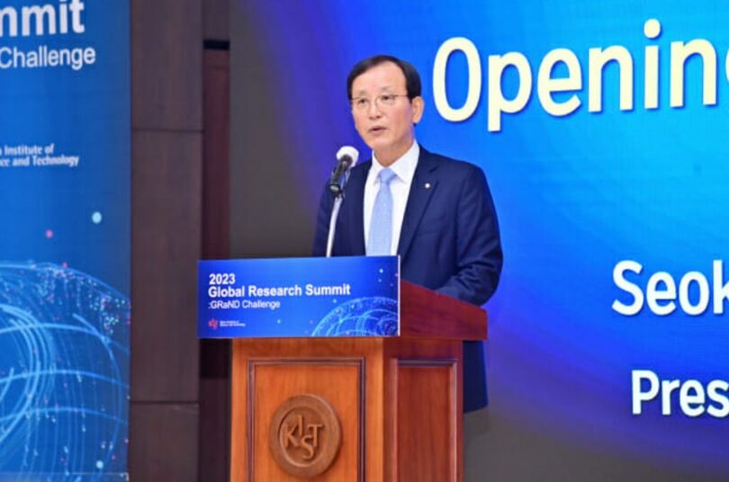 あいさつするユン・ソクジンKIST院長（写真=KIST）(c)KOREA WAVE