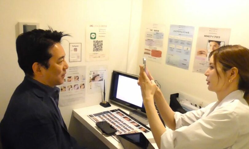 施術終了後、米村さんの肌の状態を確認する重信聡美さん(c)KOREA WAVE