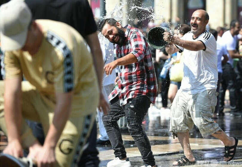 【今日の1枚】不意打ちもあり、伝統の水かけ祭り アルメニア