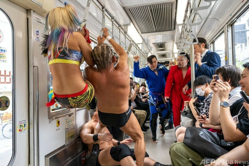史上初「都電プロレス」開催 車内でレスラーが激闘