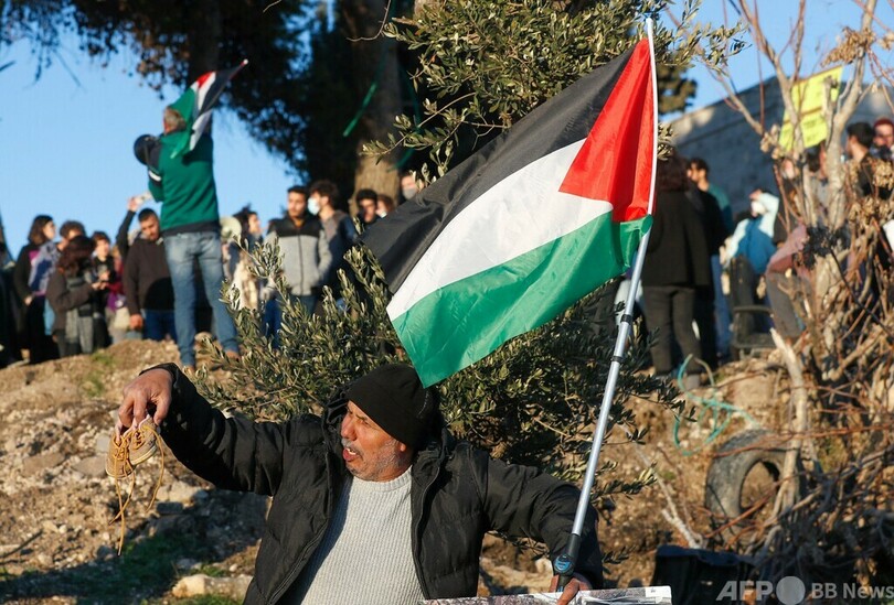 屋根の上にガスボンベ、強制立ち退きに抵抗 パレスチナ