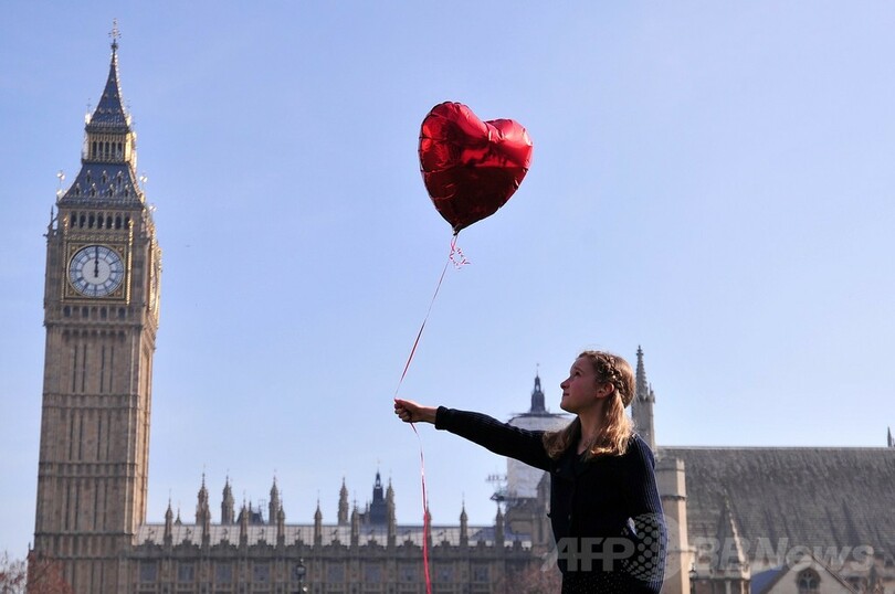 世界の空に放たれる赤い風船、シリアの平和願い 内戦開始3年