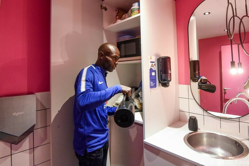 オフィスの一角を家がない人たちに提供 フランス