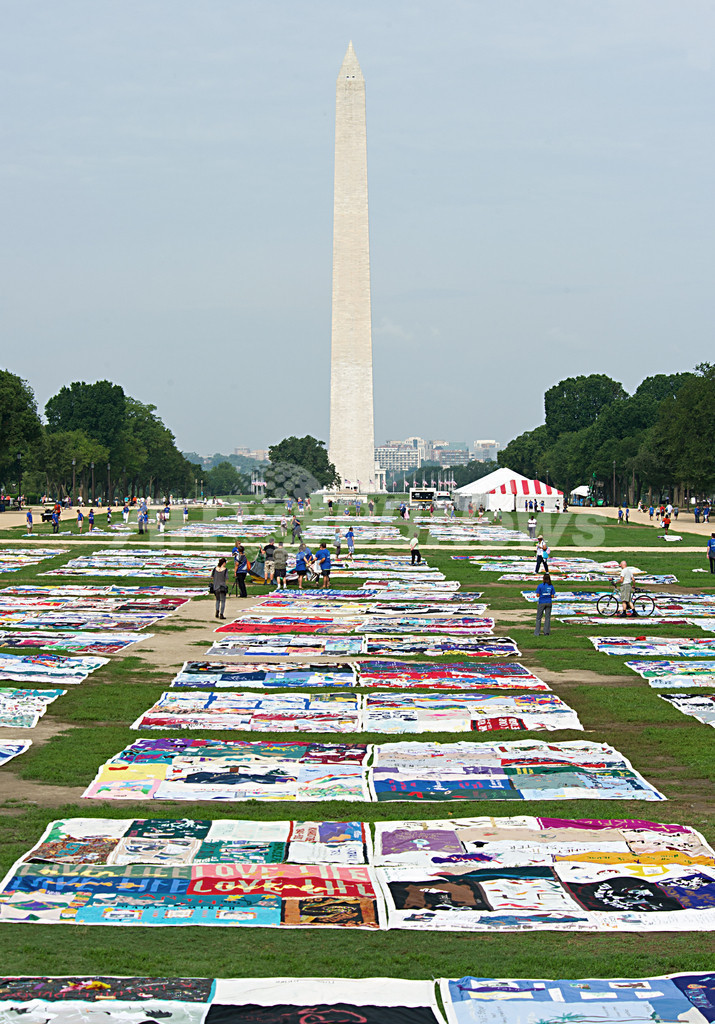 エルトン・ジョンさん「エイズ対策には愛が必要」、米首都で国際会議
