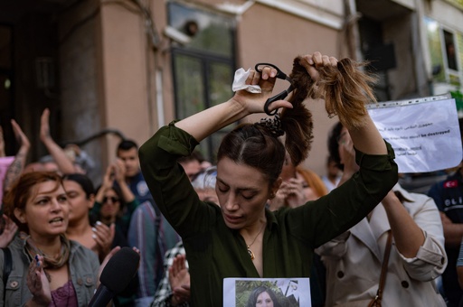 イランでスカーフめぐり逮捕の女性死亡 トルコでも抗議 自らの髪を切る人も 写真枚 国際ニュース Afpbb News