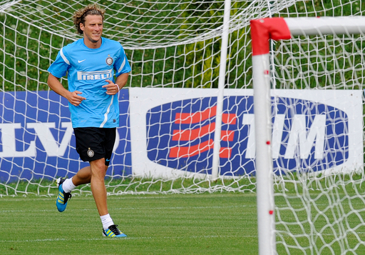 インテル フォルランの入団発表 写真7枚 国際ニュース：AFPBB News