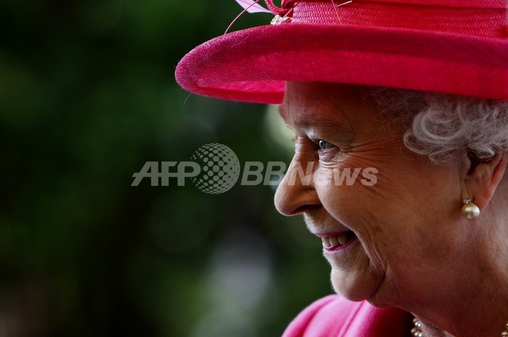 英国のお肉屋さん 女王からの勲章授与式でも耳にボールペン 写真1枚 国際ニュース Afpbb News