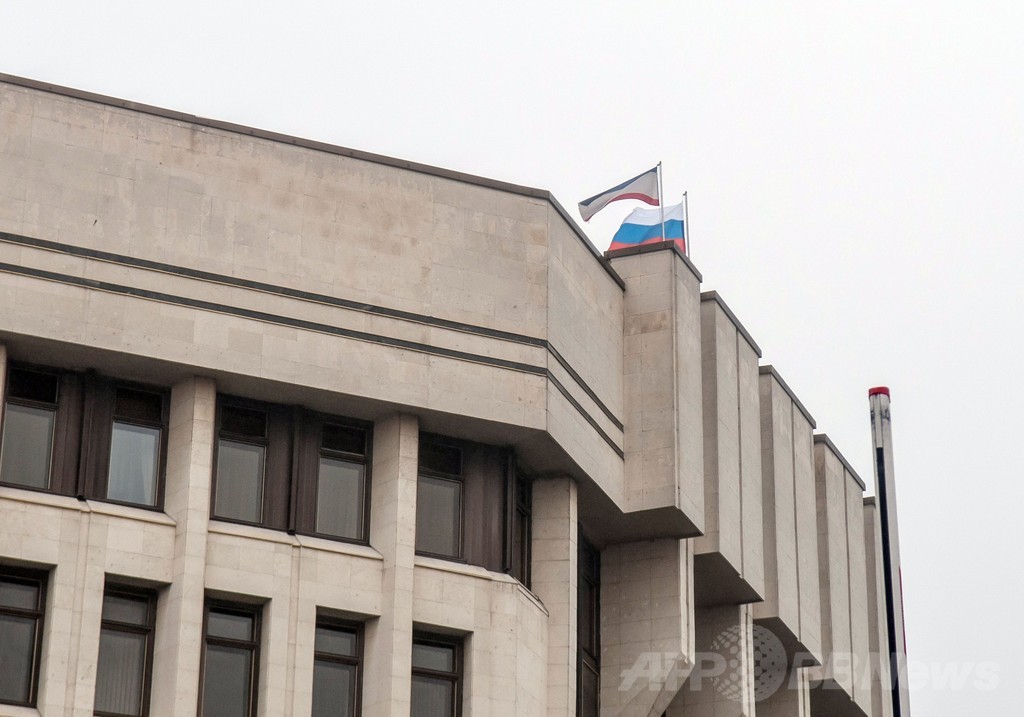 親ロシアの武装集団 クリミアの議会を占拠 ウクライナ 写真4枚 国際ニュース Afpbb News