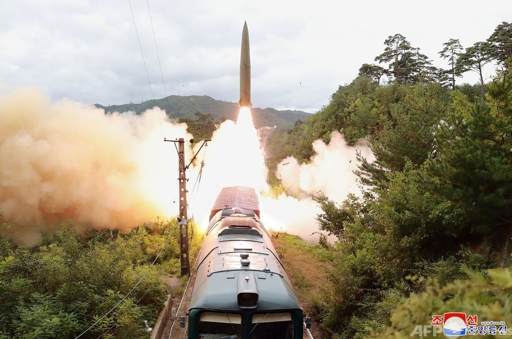 北朝鮮、鉄道から弾道ミサイル発射 写真公開
