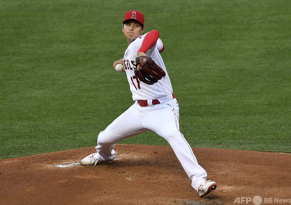 大谷翔平、MLBで初のリアル二刀流 初回に特大本塁打 写真12枚 国際