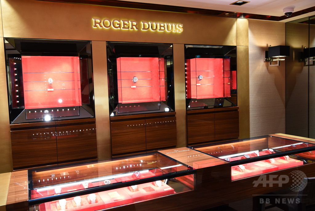 高級時計「ロジェ デュブイ」銀座に日本初の旗艦店、前田健太ら祝福
