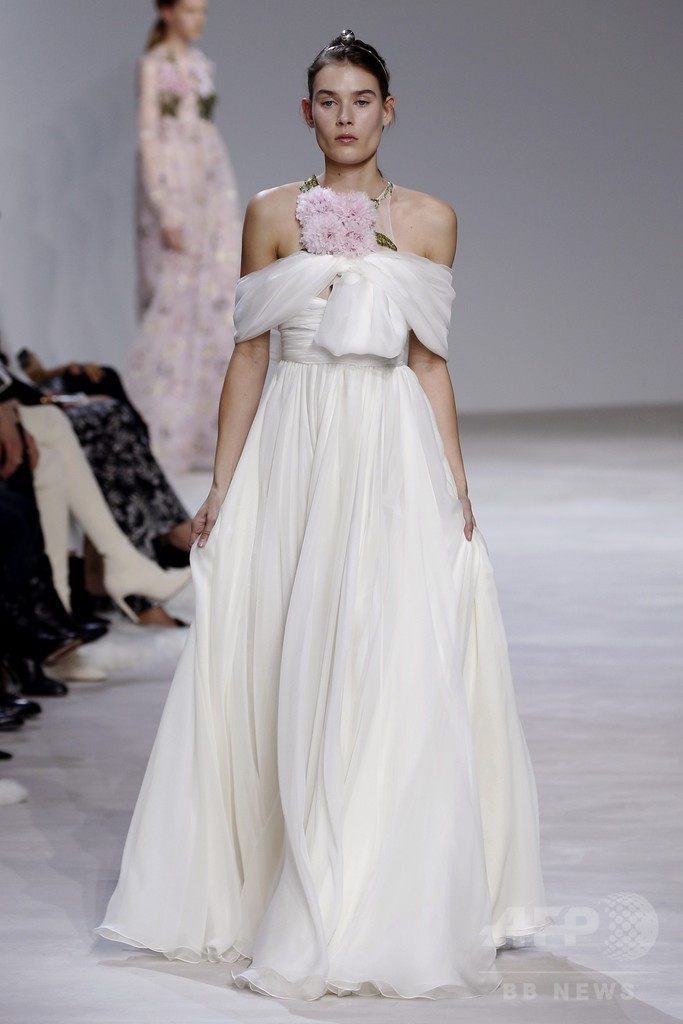 「ジャンバティスタ・ヴァリ」16年春夏パリ・オートクチュール