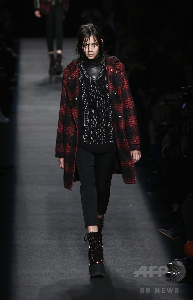 レザーやベルベットで表現するヘビメタ、「アレキサンダー ワン」15/16年秋冬