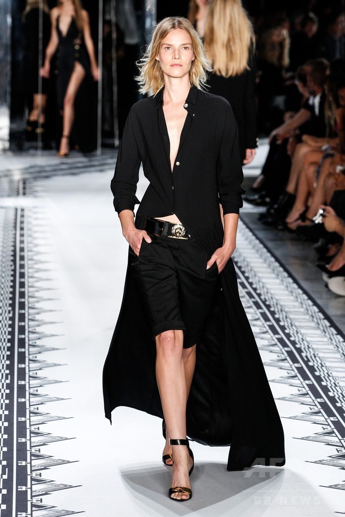 アンソニー・バカレロとコラボ、「ヴェルサス ヴェルサーチ」15年春夏