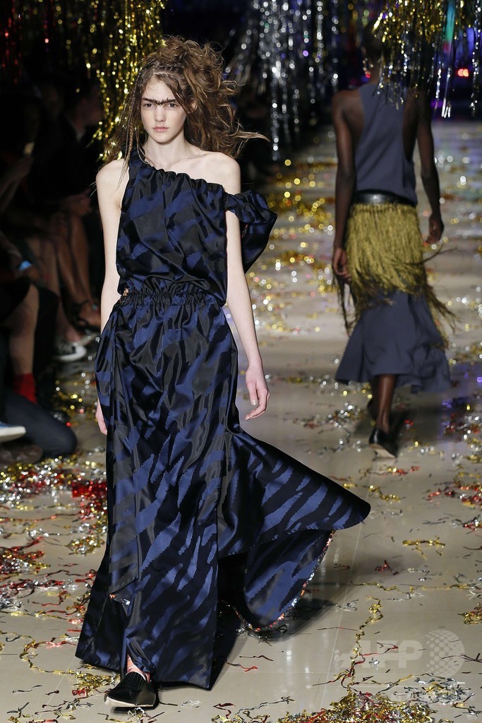 「ユニセックス」にまとう服、「ヴィヴィアン・ウエストウッド ゴールドレーベル」15/16秋冬