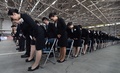 都内の羽田空港で、日本航空グループの入社式に臨む新入社員ら（2016年4月1日撮影）。(c)AFP/KAZUHIRO NOGI