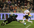 写真は、バルセロナのGKビクトル・バルデス（%%Victor Valdes%%、左）にシュートをセーブされるアングーロ。(c)AFP/JAIME REINA