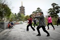 中国・江蘇省で、太極拳をする人々（2021年3月31日撮影）。(c)WANG ZHAO / AFP